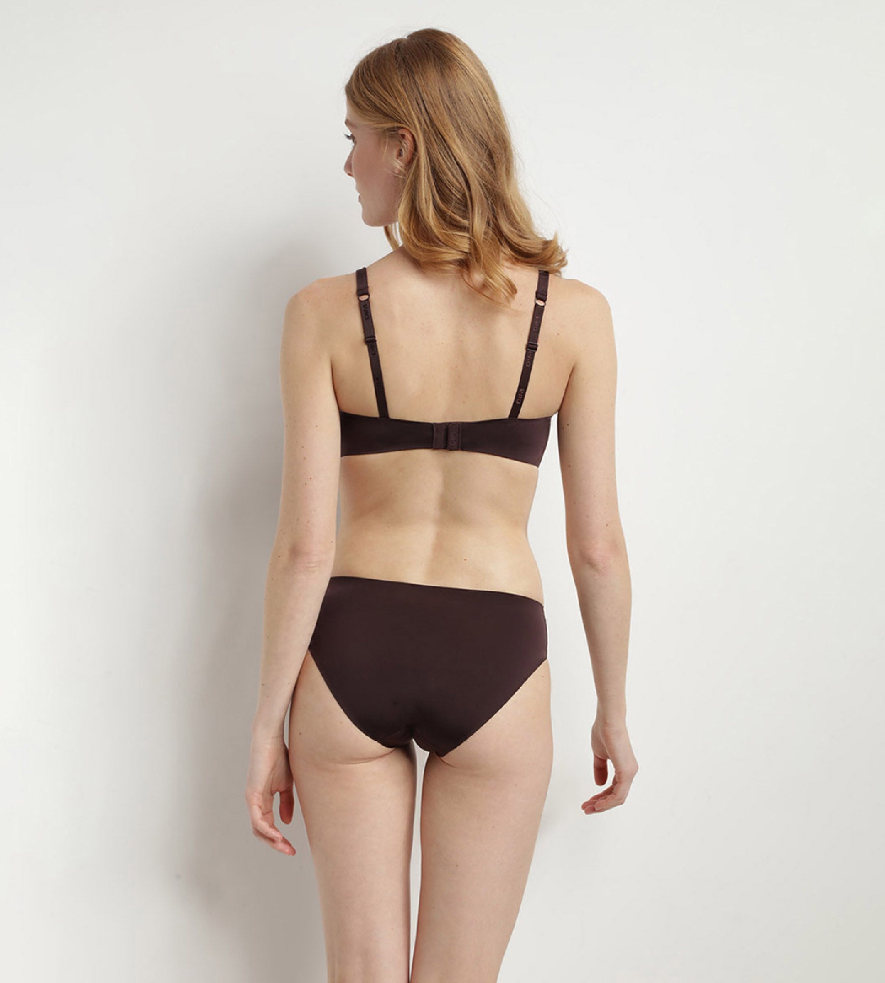 DIM Sujetador triangular con foam sin aros marrón InvisiFree Dim