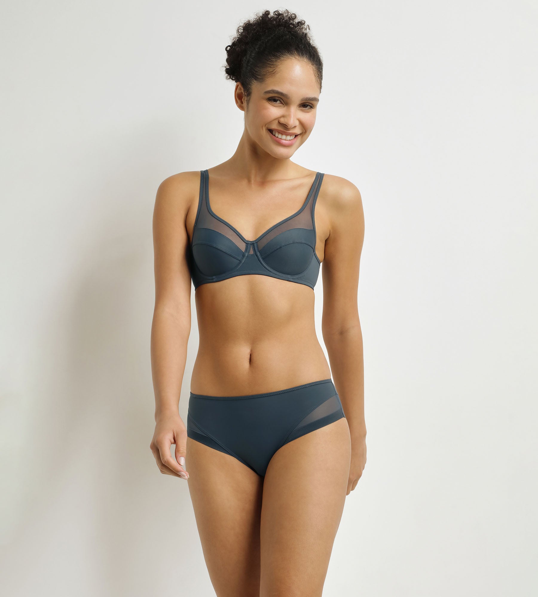 DIM Braguita de mujer semitransparente Fir Green Dim Generous