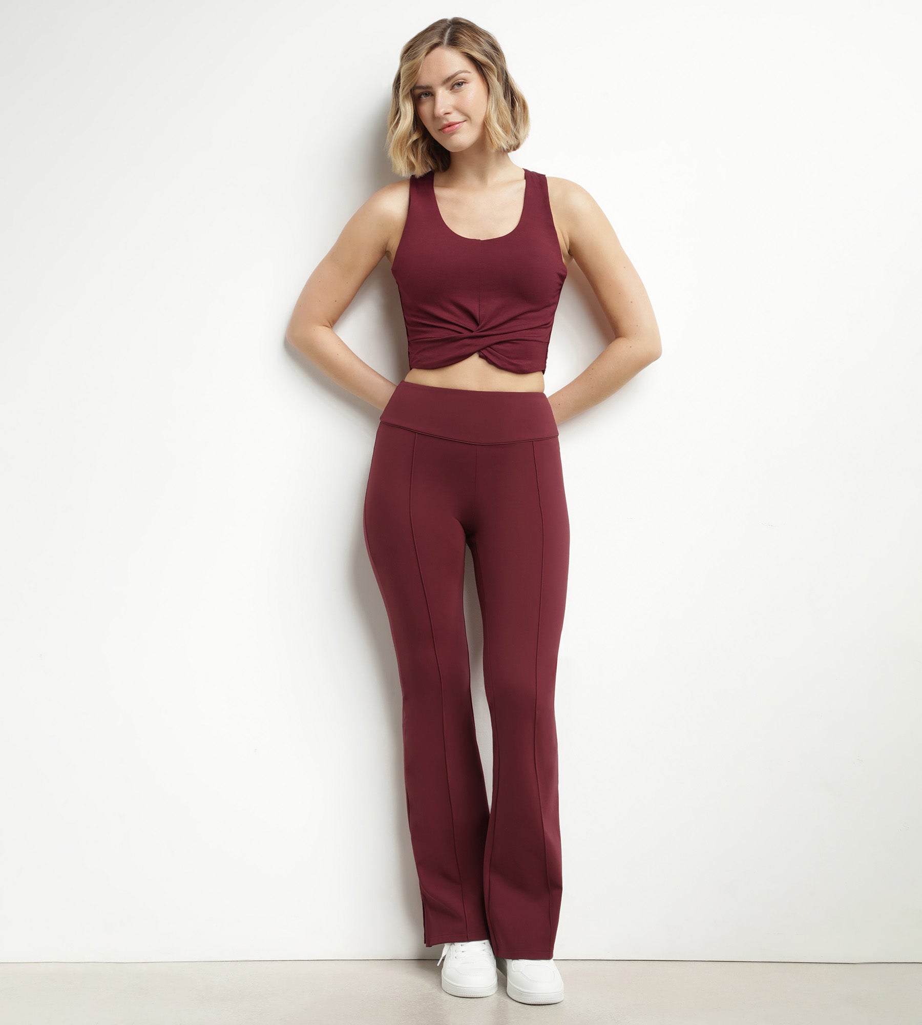 DIM Crop top deportivo con sujetador integrado en viscosa burdeos Dim Move