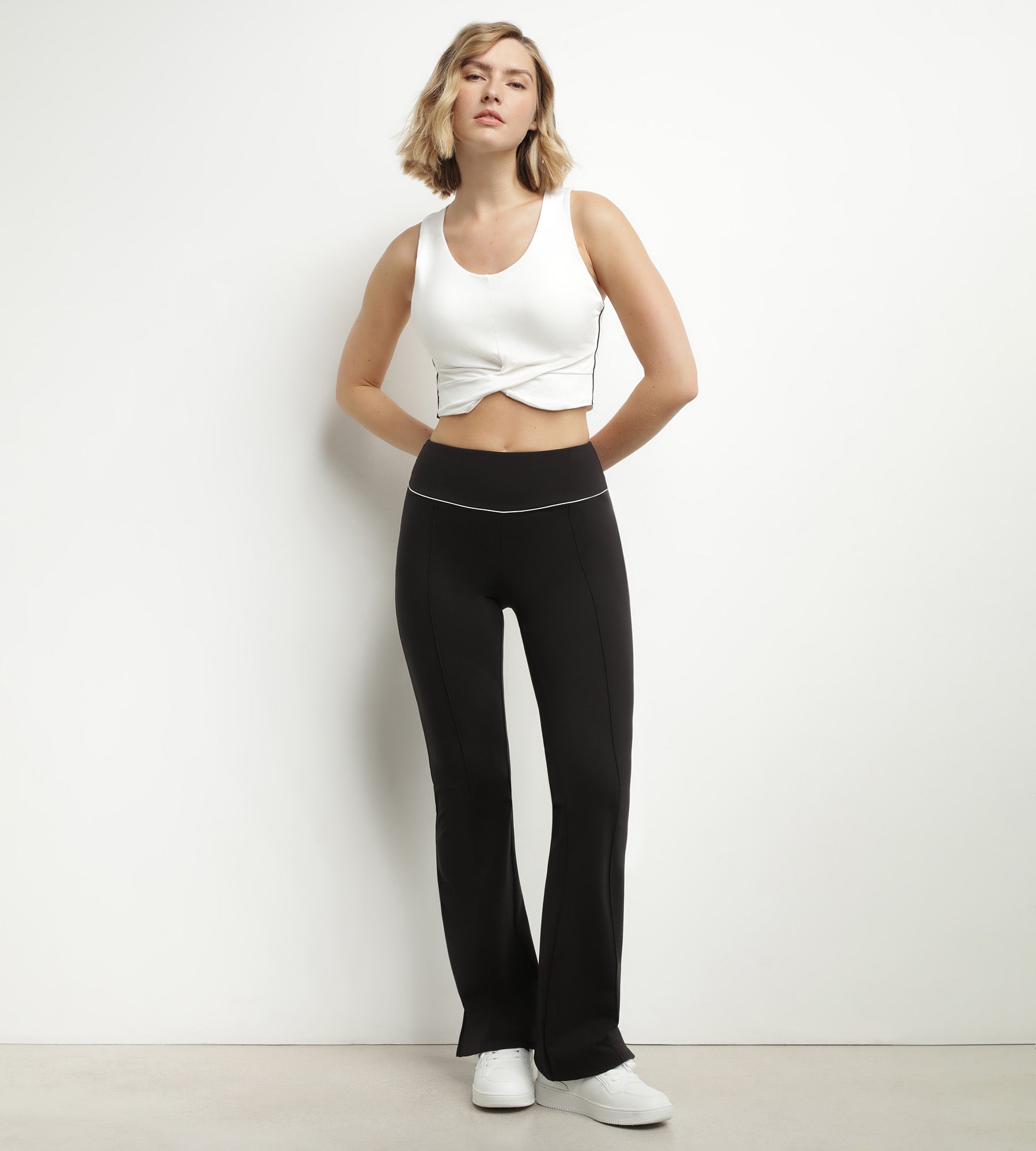 DIM Pantalón deportivo acampanado de mujer en punto elástico negro Dim Move