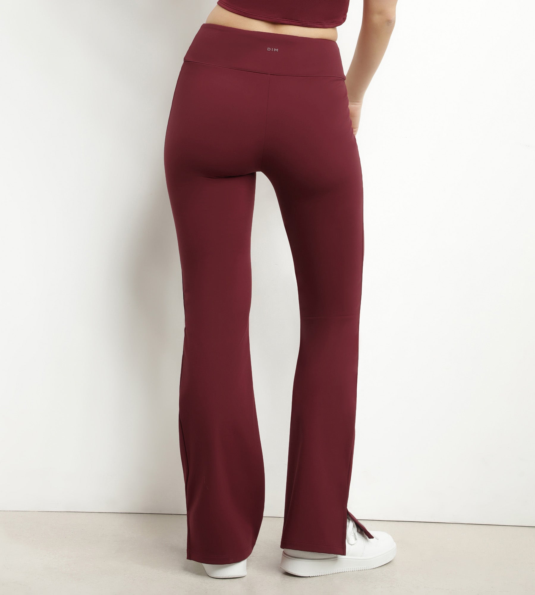 DIM Pantalón deportivo acampanado de mujer en punto suave burdeos Dim Move
