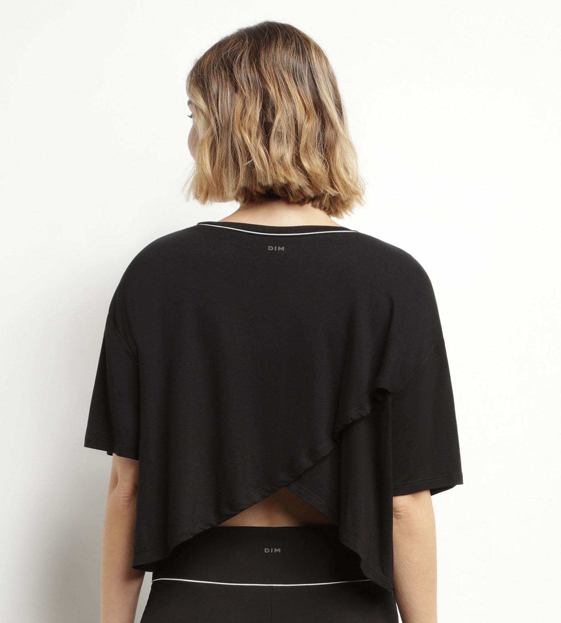 DIM Camiseta deportiva de mujer en viscosa negra con espalda abierta Dim Move