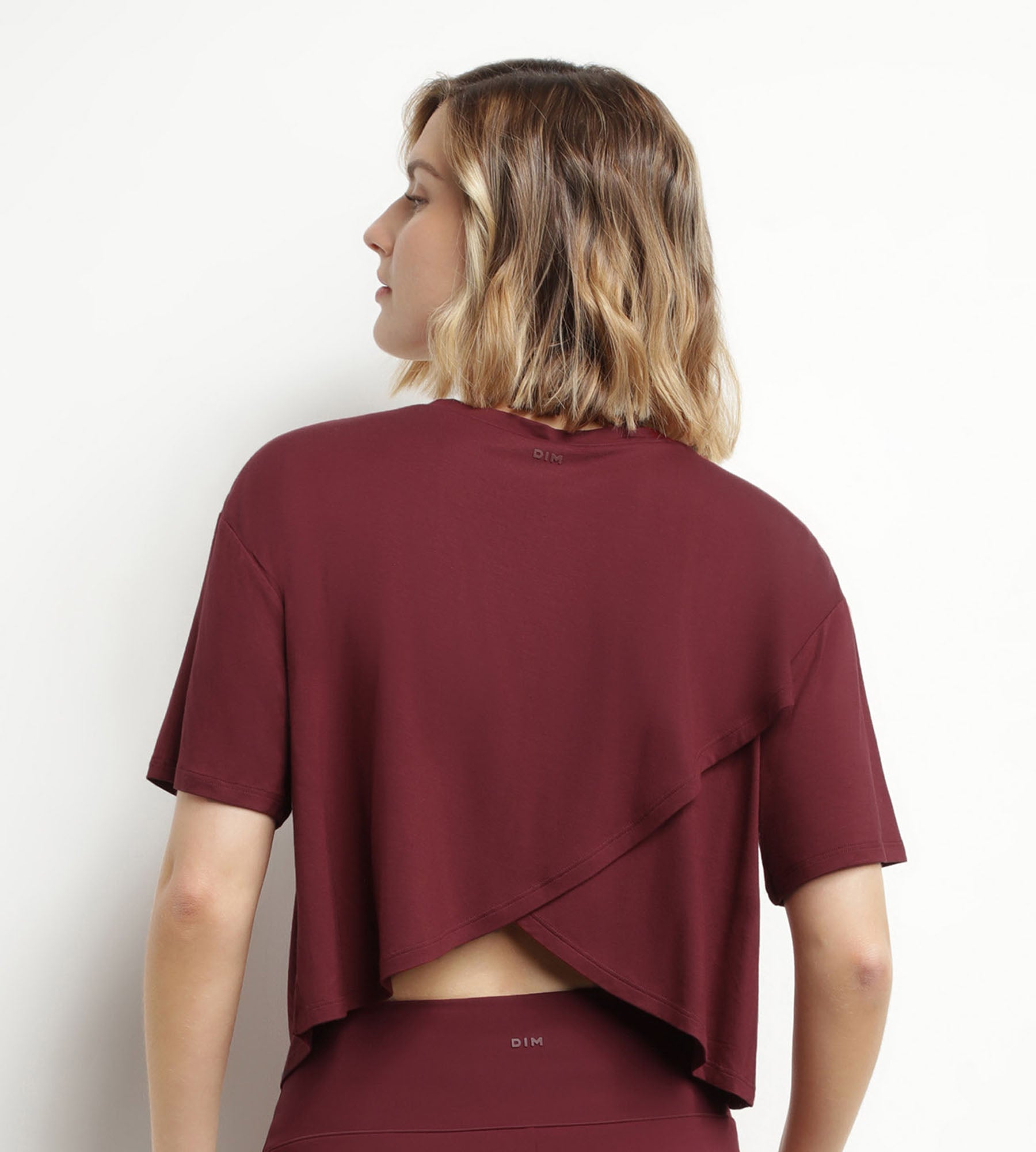 DIM Camiseta deportiva para mujer con doble abertura en viscosa burdeos Dim Move