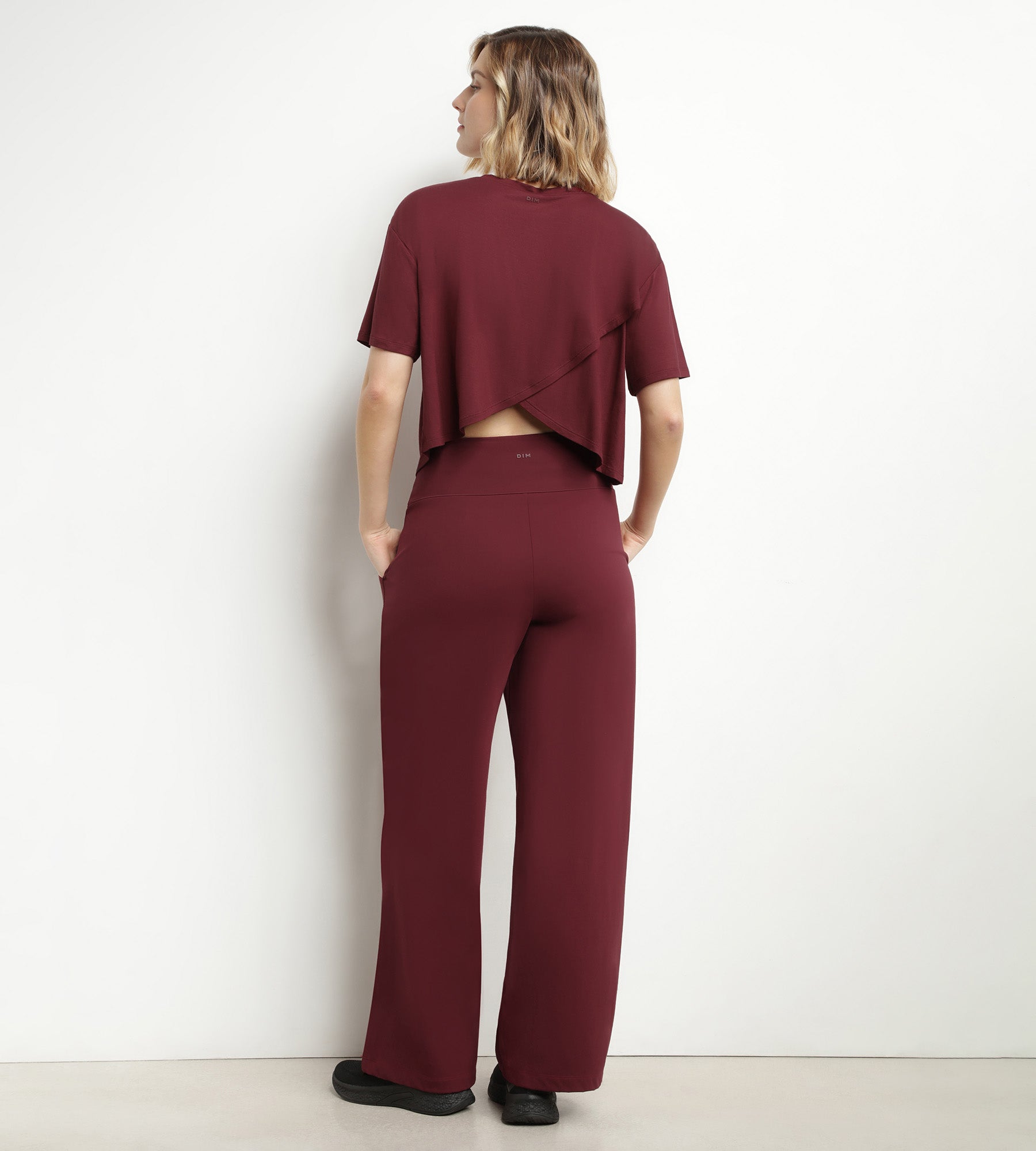 DIM Camiseta deportiva para mujer con doble abertura en viscosa burdeos Dim Move