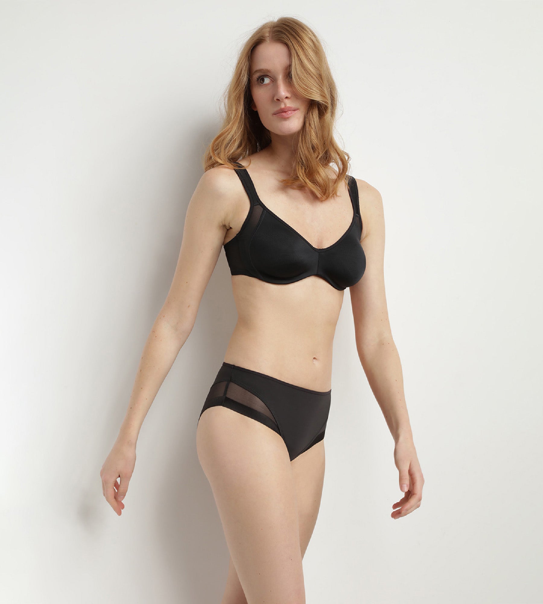 DIM Sujetador reductor con aros negro Generous Minimizer Dim
