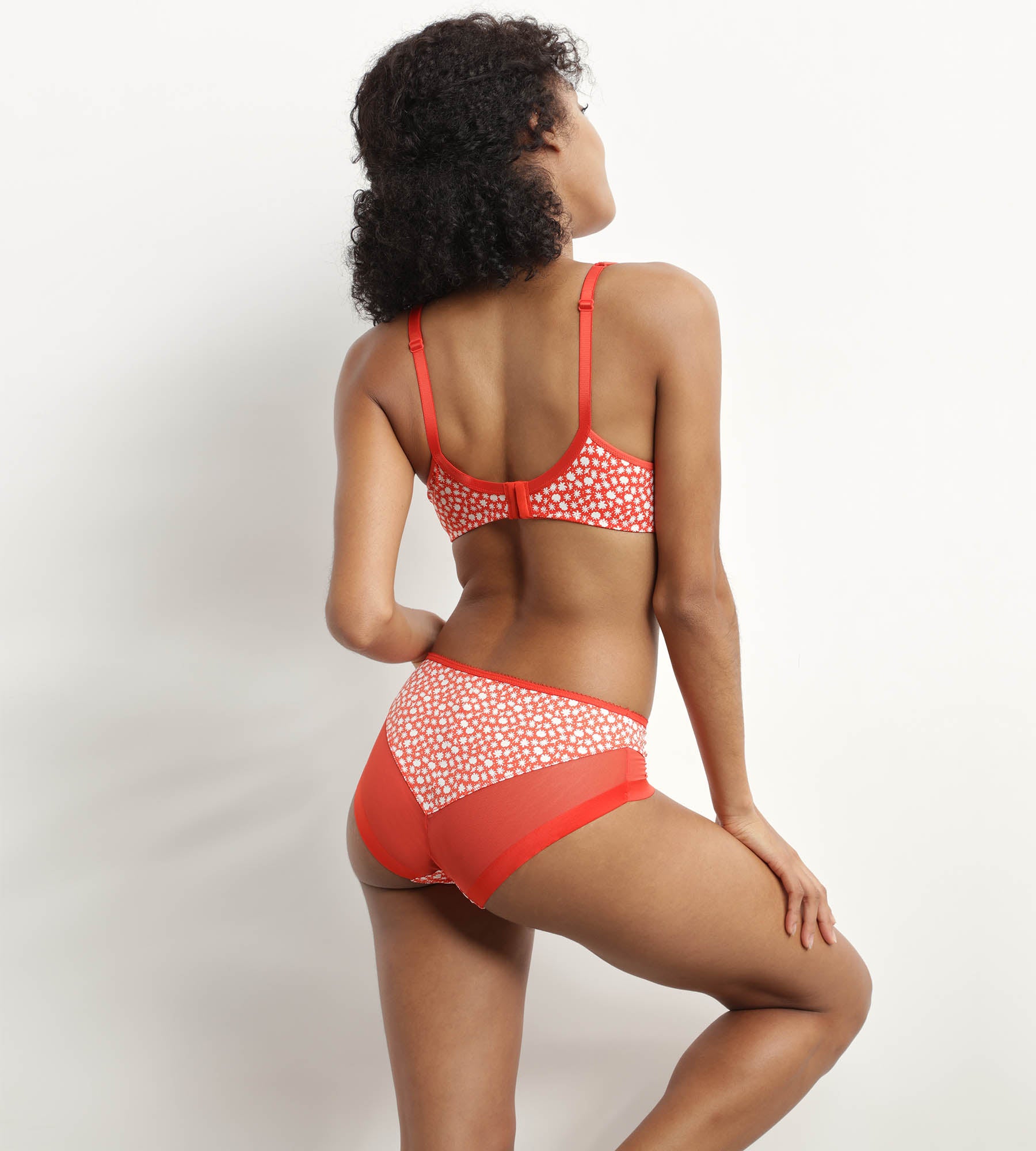 DIM Sujetador de gran capacidad con aros Rojo con florecitas blancas Generous Dim